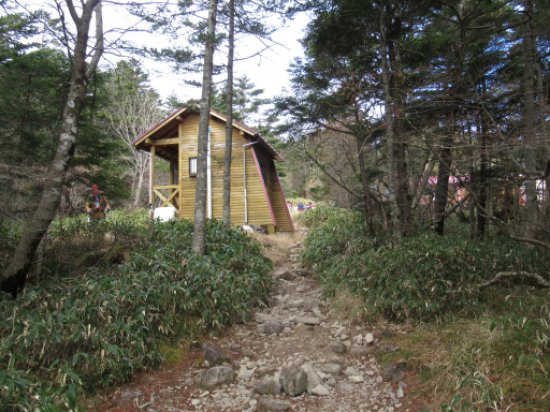 恵那山頂避難小屋